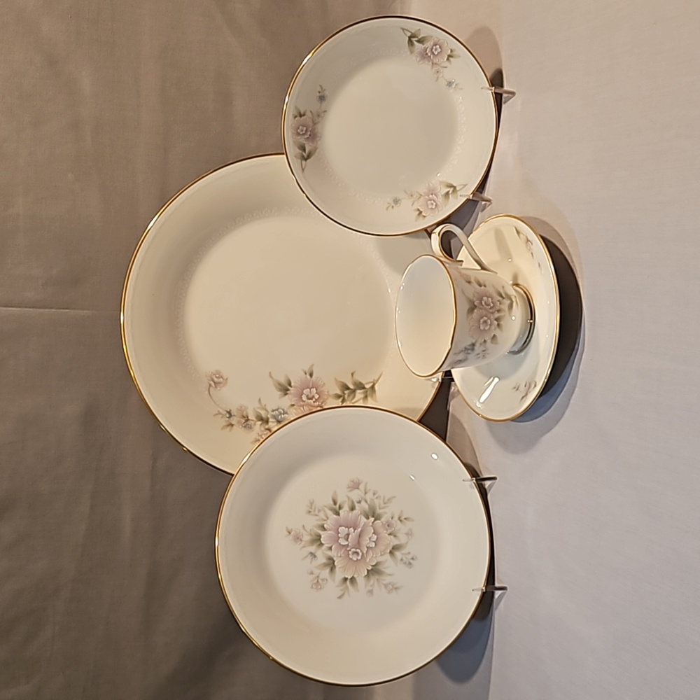 NEW Noritake Ivanhoe 7264 Five Piece Place Setting Ivory China